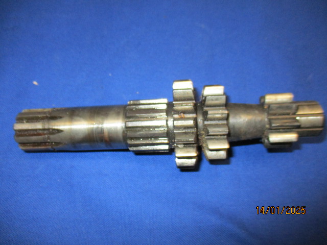   Antriebswelle Getriebe R51/2   9   Z  ähne  in Verbindung mit 1030240 Stirnrad 1 Gang Durchmesser 96,5mm gebraucht   
  (Antriebswelle paßt auch bei R51/3-68 Verzahnungsbild auf Welle nicht relevant)   
 &nbsp; 
 &nbsp; 
