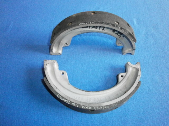 Bremsbacken Paar R25,25/2 vorn und hinten passend neu belegt nur noch lieferbar im Tausch