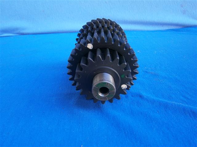 Nebenwelle/Zwischenwelle  RS (Rennsport) 5 Gang Sportgetriebe komplett Boxer 1970 - 1984 (NOS)
in Verbindung mit Zahnrad 17,5 DEG/D30mm 23221242991  und Zahnrad 5 Gang 17,5DEG 23221242992