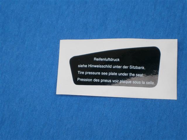 Hinweisschild Reifenluftdruck in RT Verkleidung links und auf Windschild