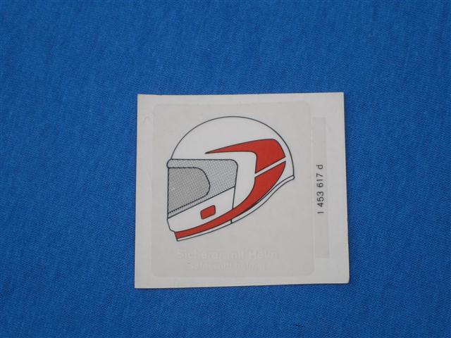 Hinweisschild Helm auf Tank neue Ausführung