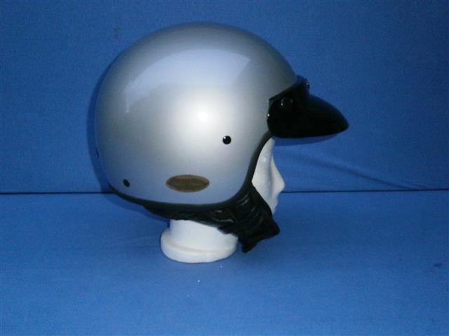 Helm Classic Edition silber Größe L
- Limitierte Stückzahl
- Made aus Fiberglas
- Innenausfütterug in Leder
- Ledernackenteil herausnehmbar