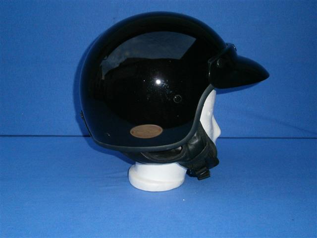 Helm Classic Edition schwarz Größe M
- Limitierte Stückzahl
- Made aus Fiberglas
- Innenausfütterug in Leder
- Ledernackenteil herausnehmbar