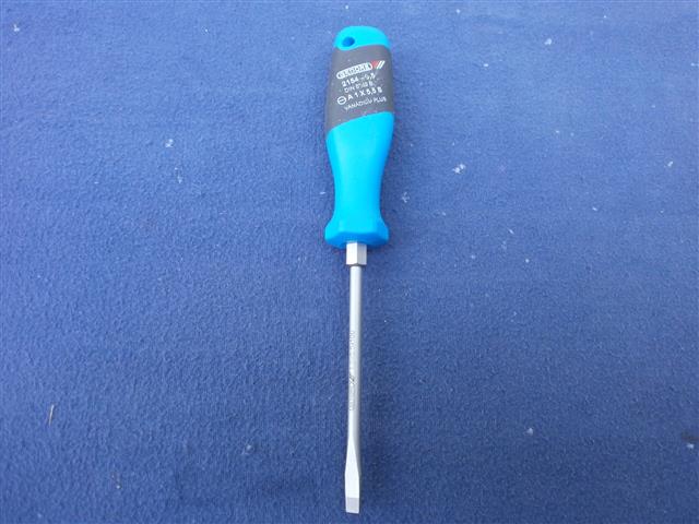 Gedore 2154  5,5 Schraubendreher mit Schlitz
Klinge: 5,5 x 1,0 mm
Klingendurchmesser: 5,0 mm
Gesamtlänge: 205 mm
Klingenlänge: 100 mm
Schlüsselweite Sechskant: 8 mm
Gewicht: 92 g